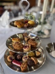 Grossansicht in neuem Fenster: Schön Stein Catering_Konfekt Etagere